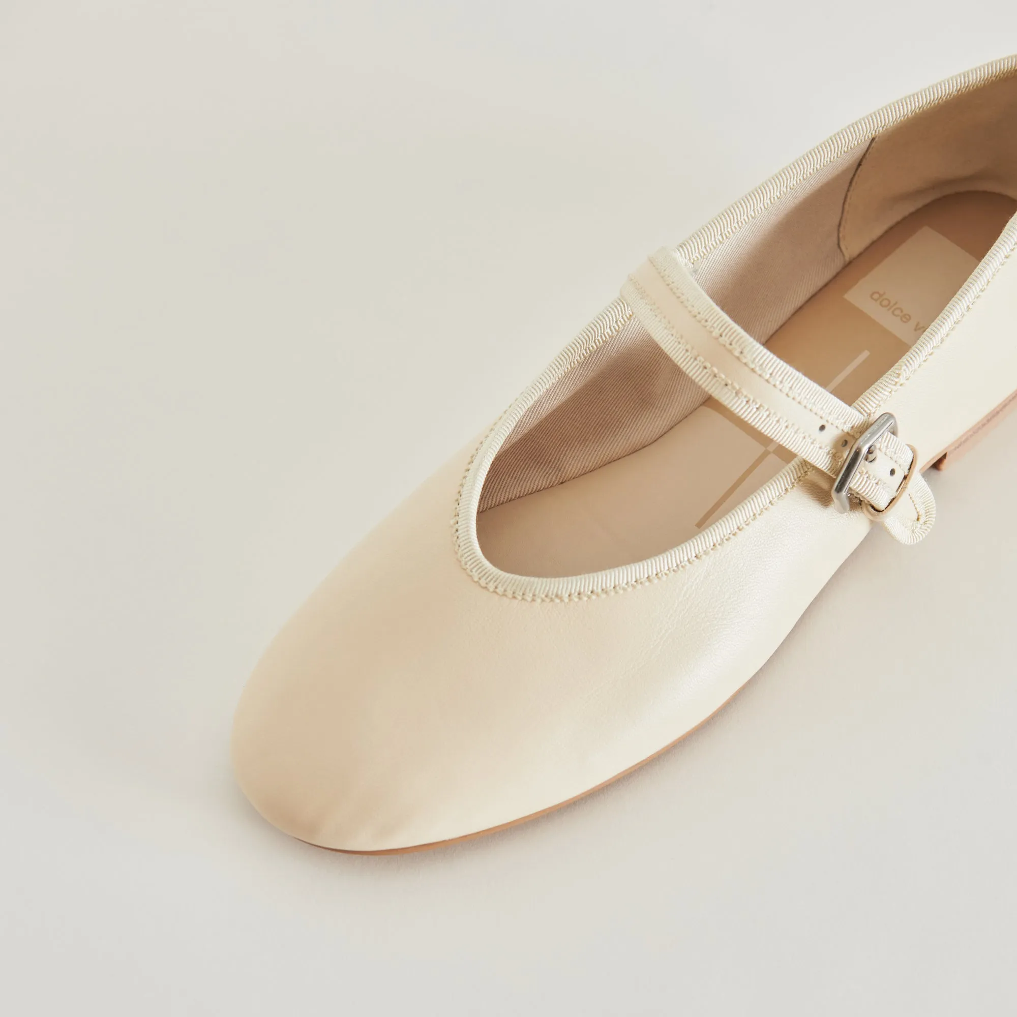 ROSLYN BALLET FLATS CREME LEATHER Fashionable Functional Shoes City Wander