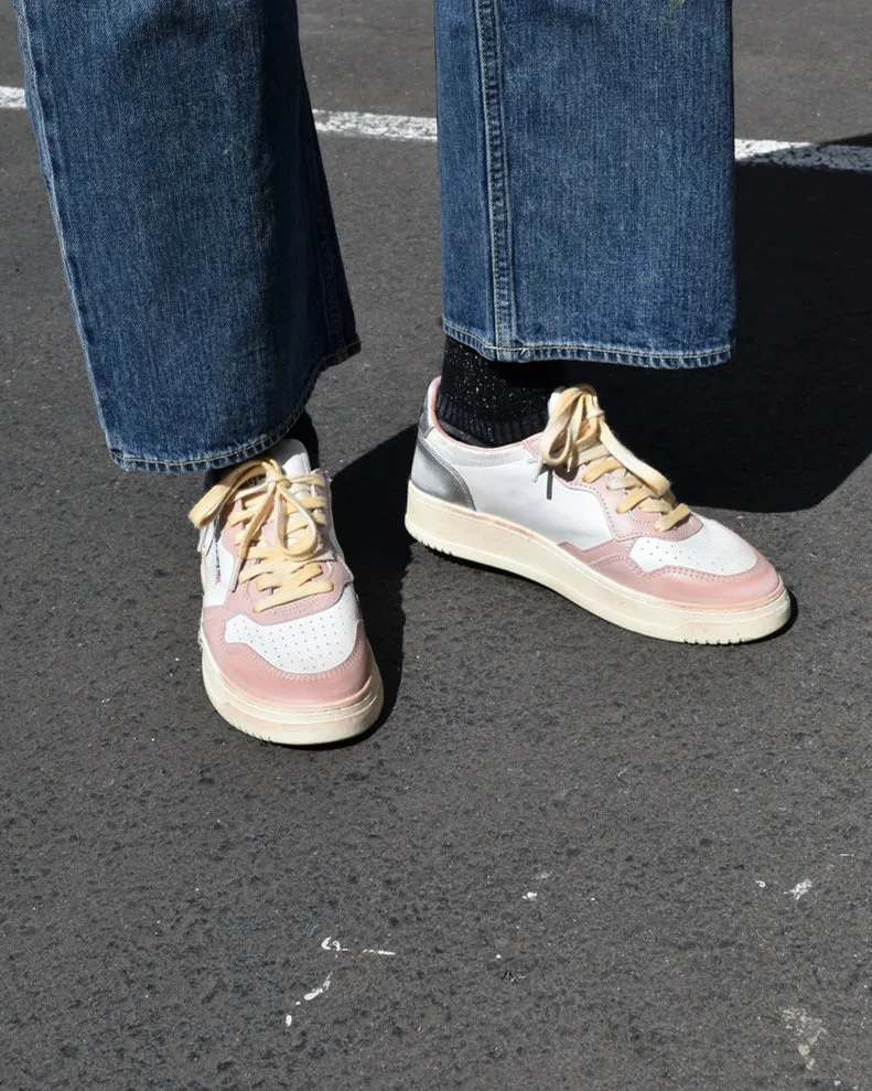 Autry Pink & White Medalist Super Vintage Sneaker Business Mode