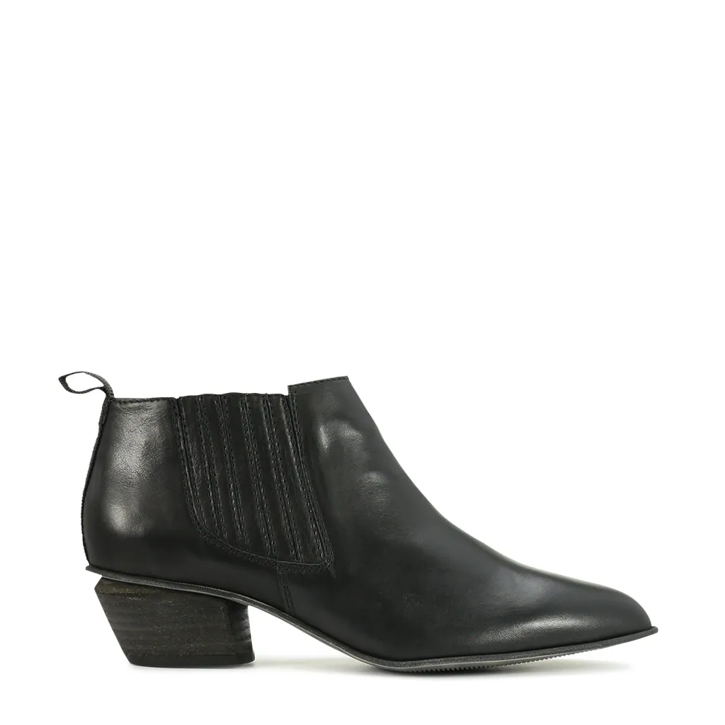 WEST Compact strap - on style
