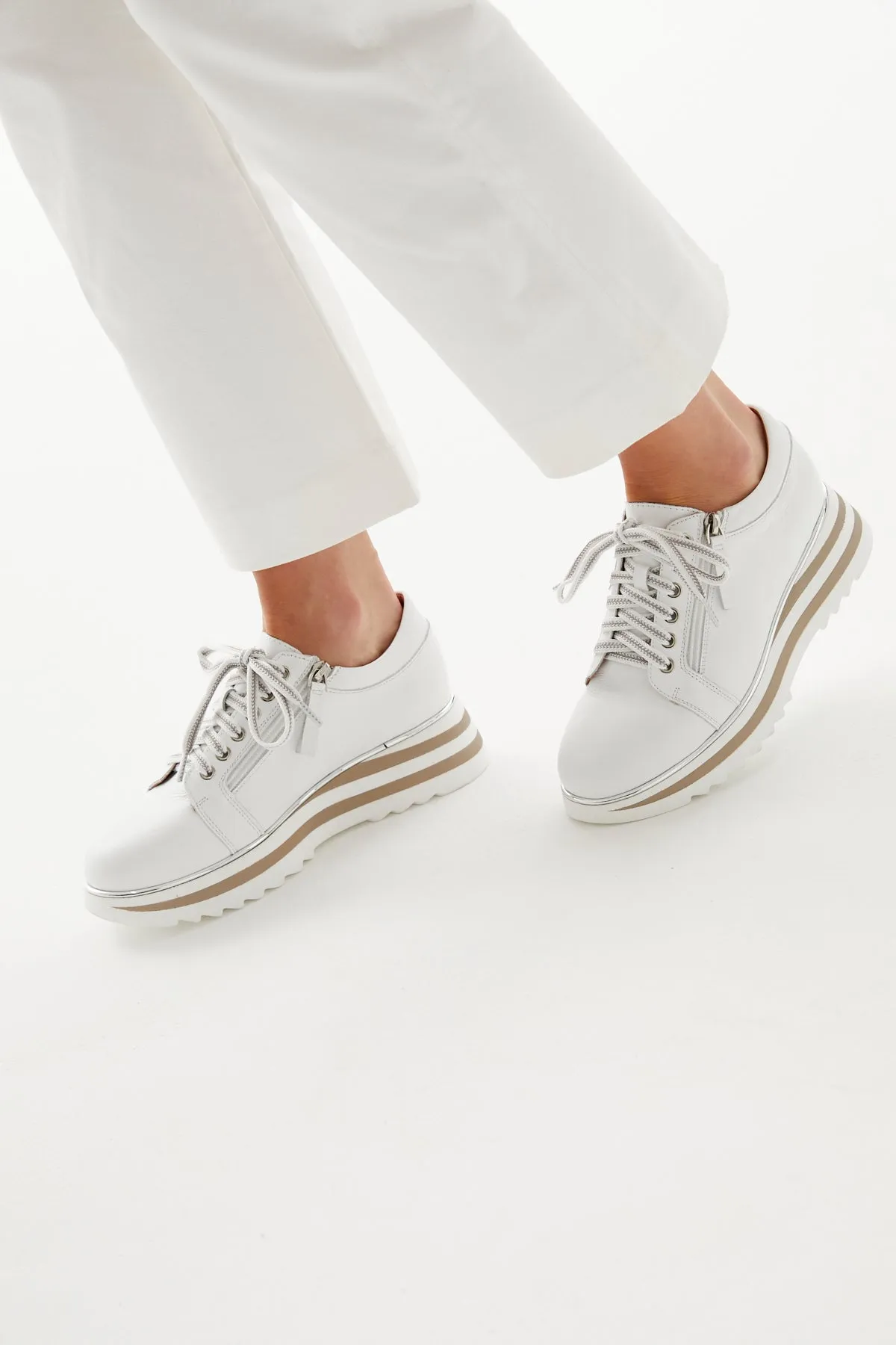 ALFIE & EVIE HOSTING WHITE World Step Comfort Grip