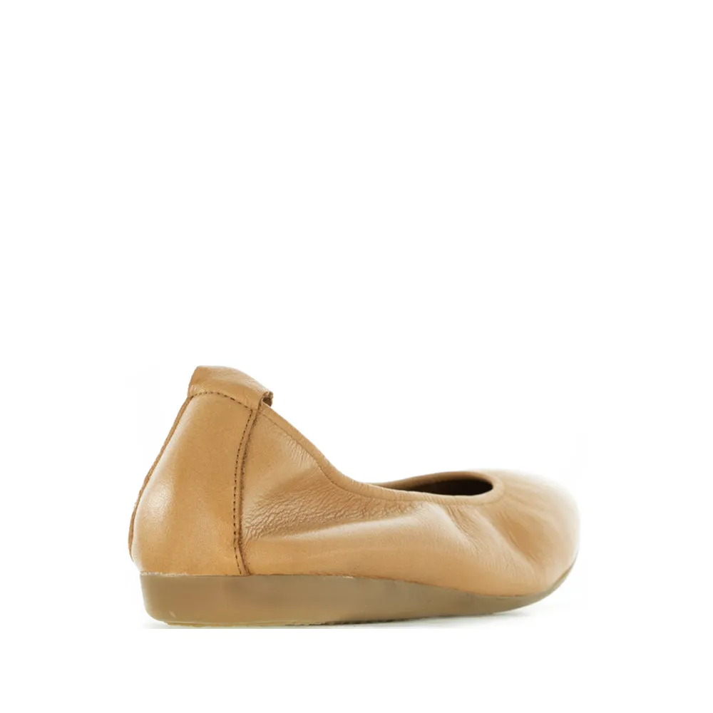 Instant Footwear LE SANSA BARBIE TAN