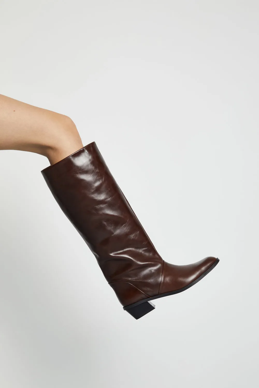 Compact Build Sarah Boots in Chocolate Leather