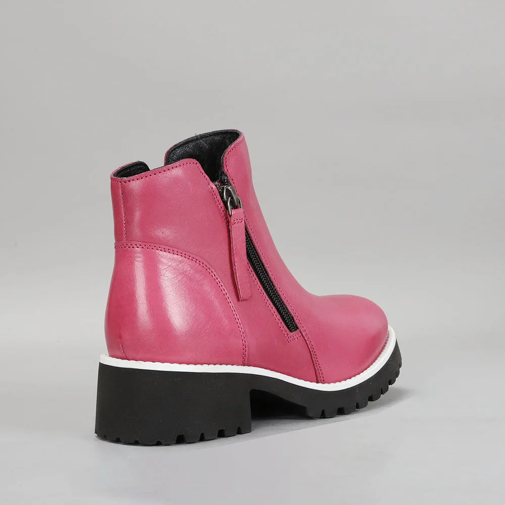 LE SANSA EAST HOT PINK Fashion Show Stable Fit