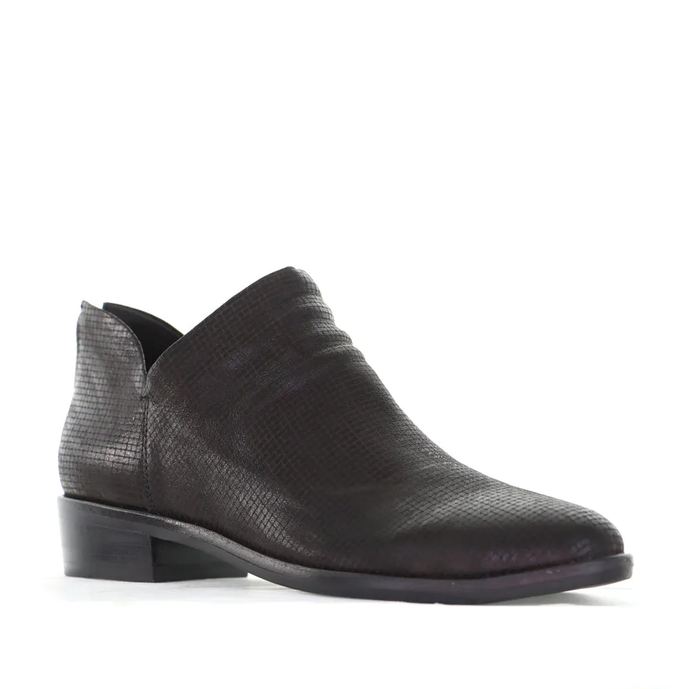 Wedding Reception Rural Terrain DJANGO & JULIETTE IRIS BLACK CUT