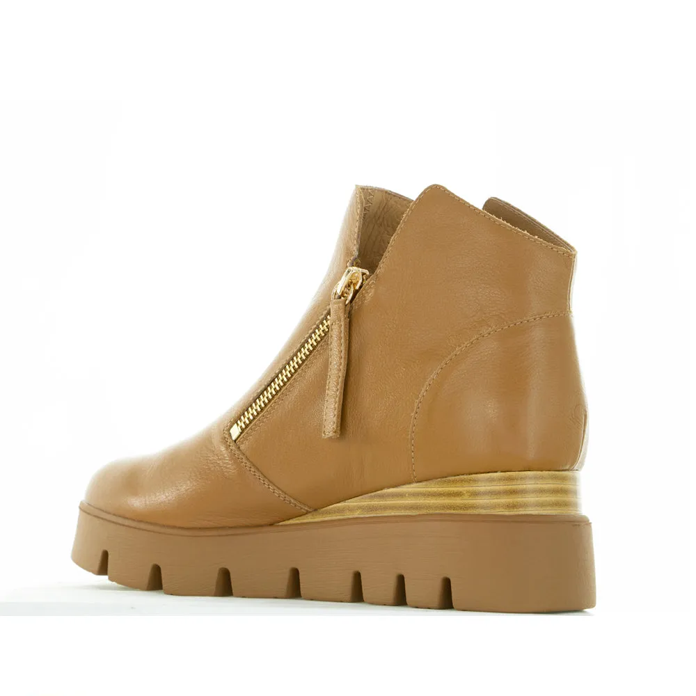 Adventure Time Easy to Wear DJANGO & JULIETTE RADIO DK TAN NATURAL