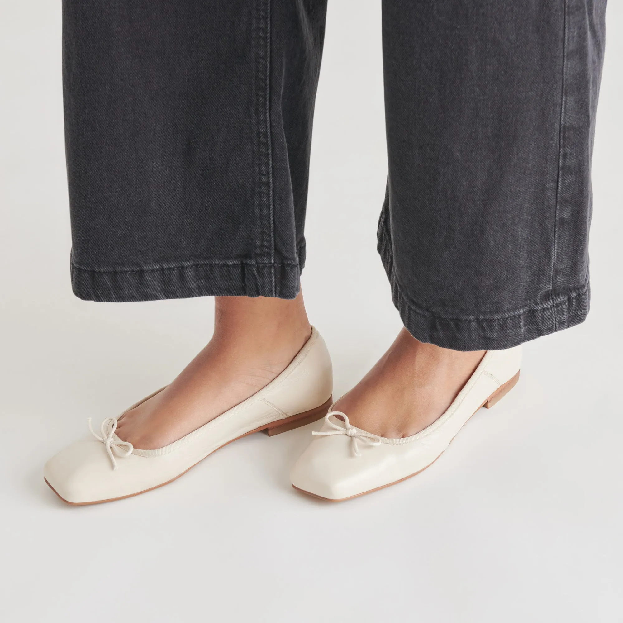 Art Glow Weekend Fun ANISA BALLET FLATS CREME CRINKLE PATENT
