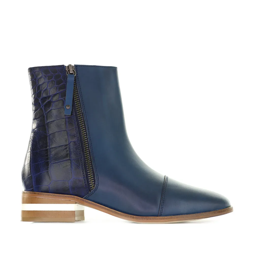 LE SANSA MERA NAVY CROC Multi-functional sole