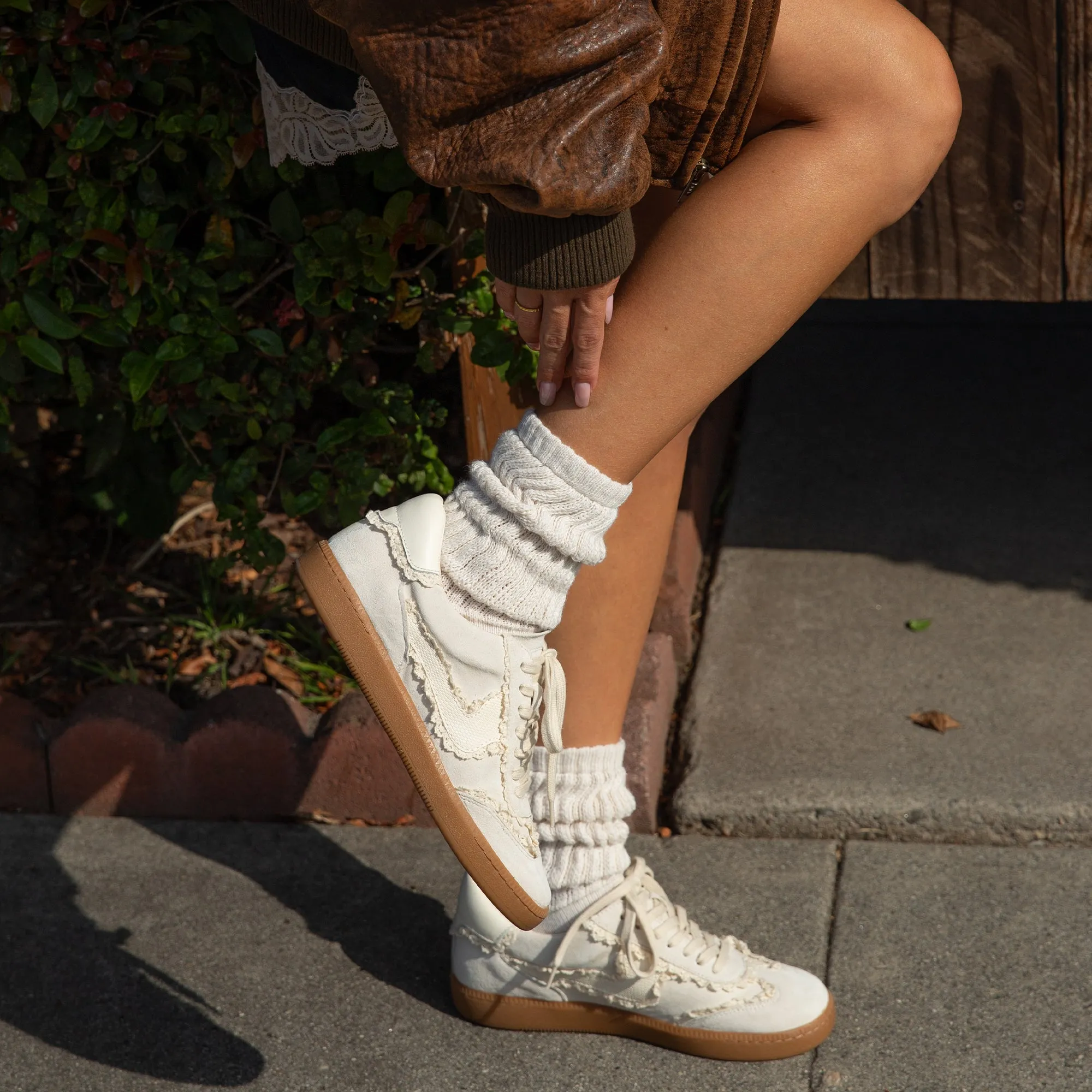 NOTICE LACE SNEAKERS IVORY SUEDE Motion Comfort