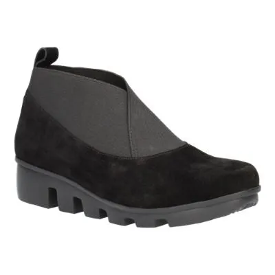 Trail Strong Smart Look Hashree Leather Round Toe Bootie