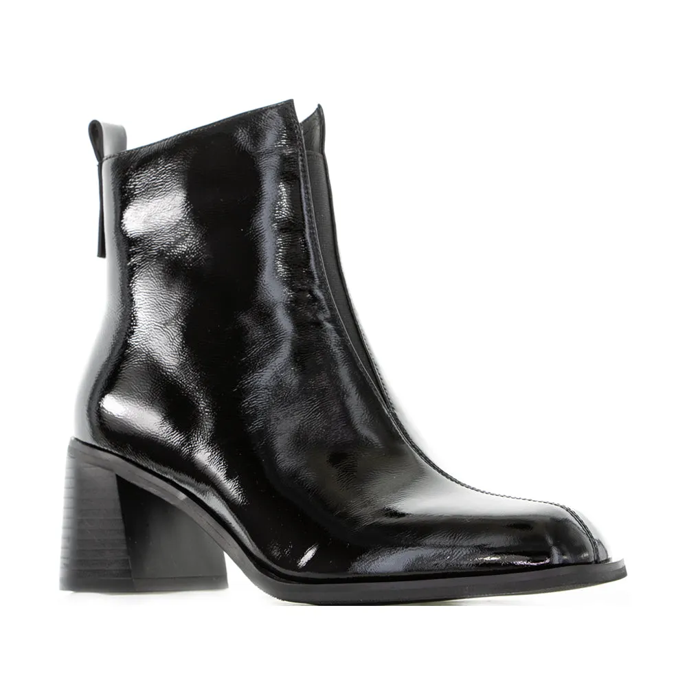 MILA RAINE EARTH BLACK PATENT Functional Fit Minimal Silhouette
