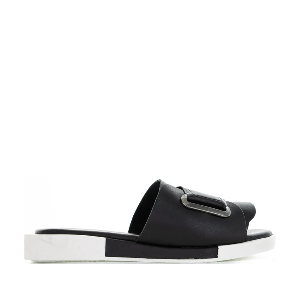 LE SANSA HILTON BLACK Streamlined silhouette