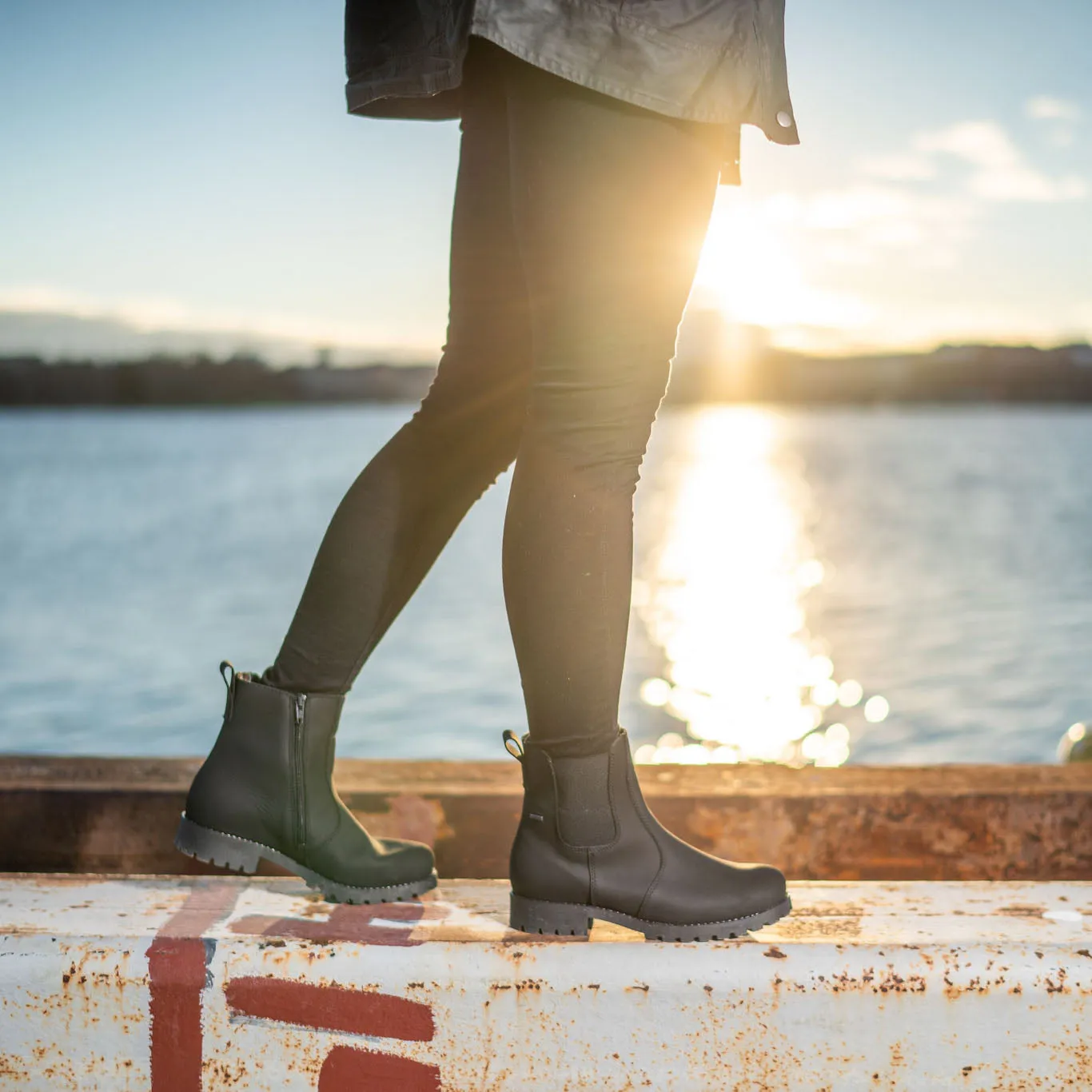 Distressed finish urban commuting AAVA Women's GORE-TEX? Chelsea boots