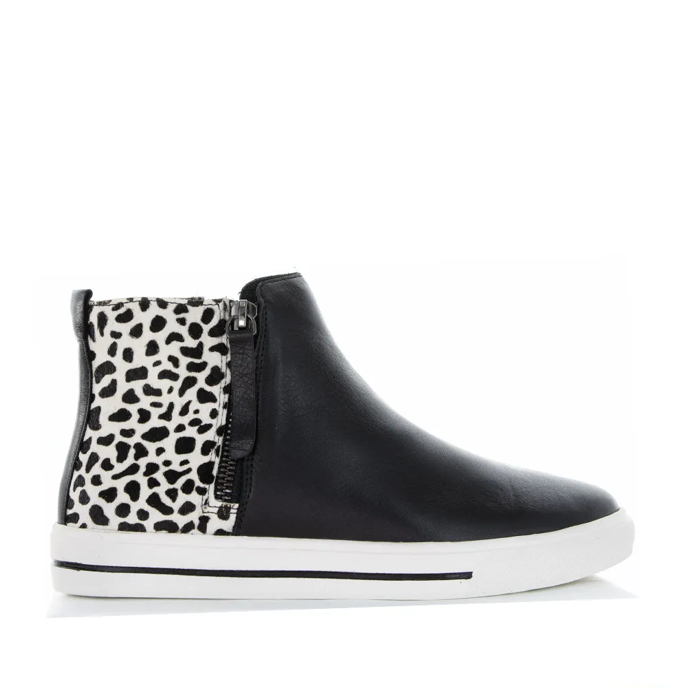 LE SANSA INDO BLACK SNOW PONY Signature