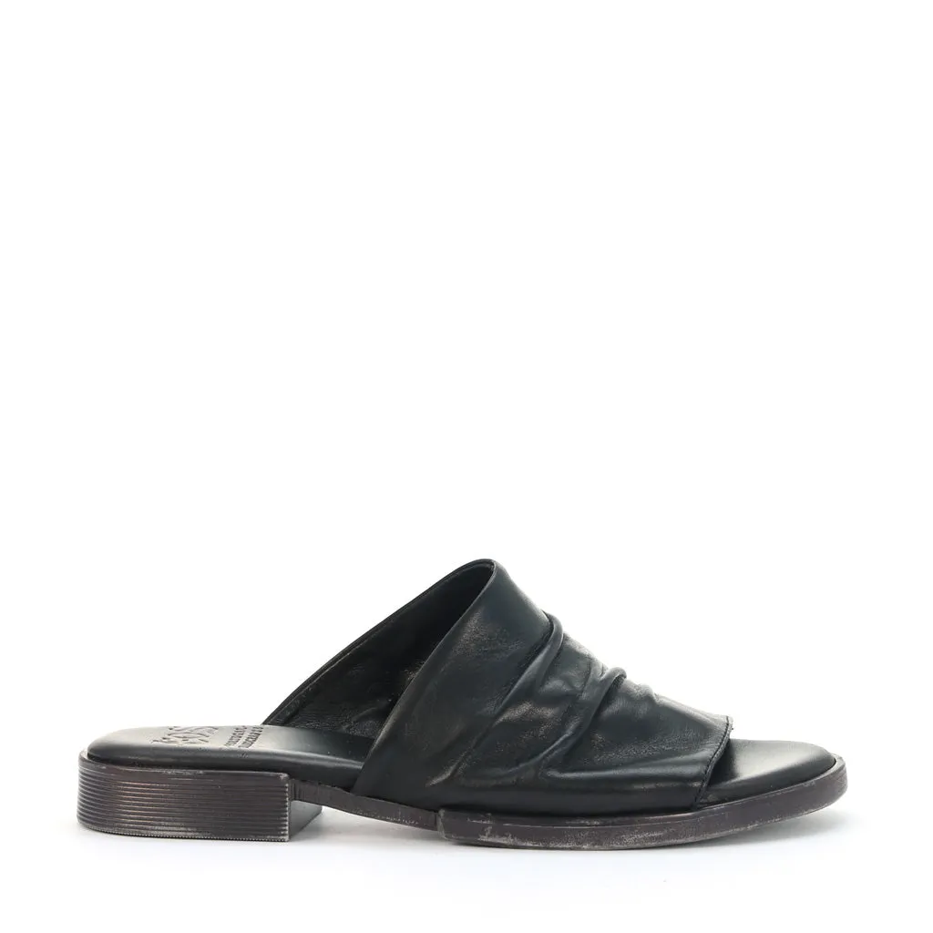 Lightweight Performance Travelers Lion Leather Slides