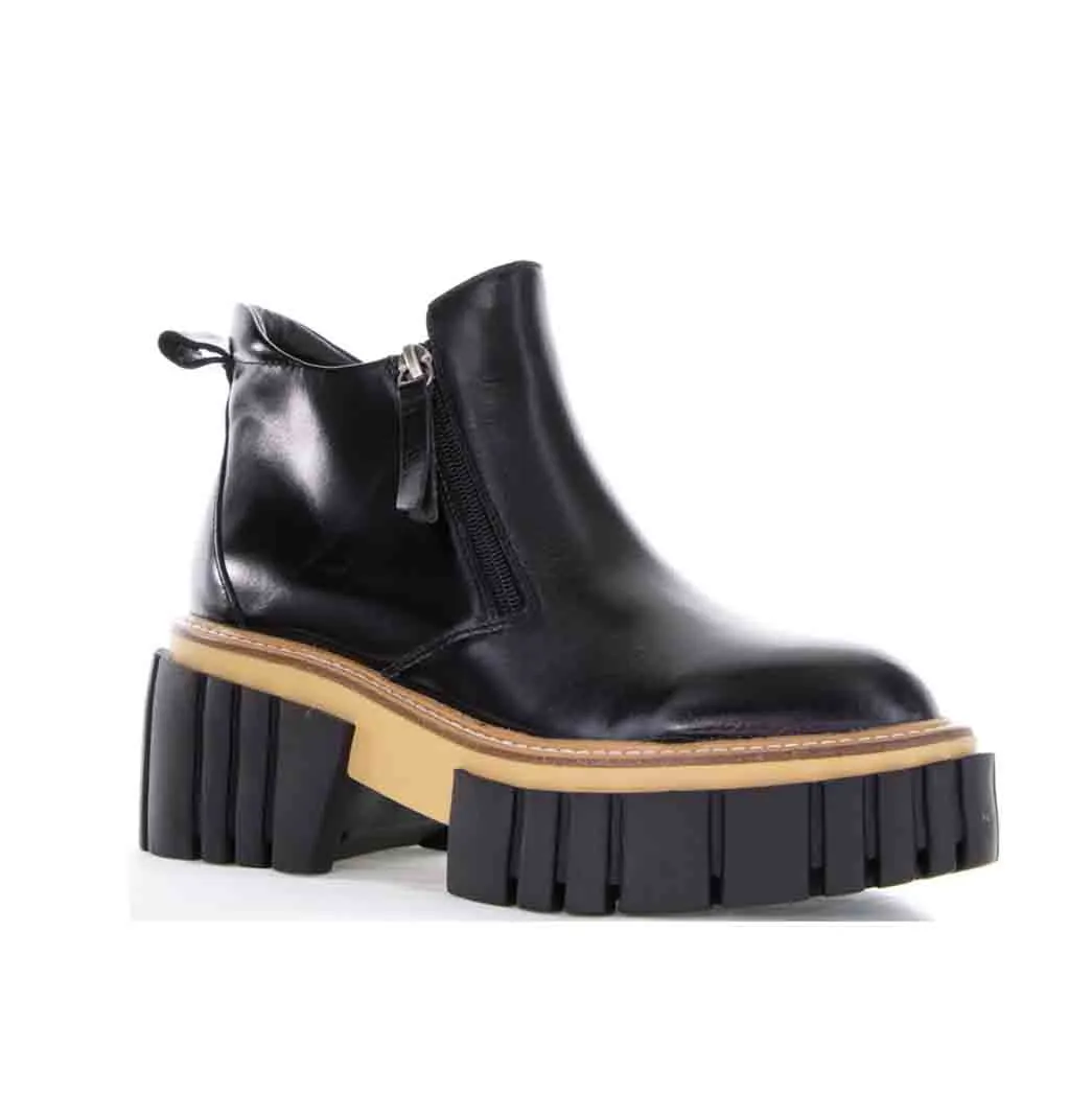 TAMARA LONDON BREACH BLACK OIL Graphic
