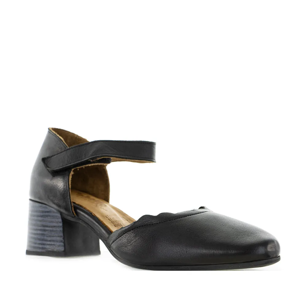 CABELLO SAFRAN BLACK Low Top Style Traction pattern