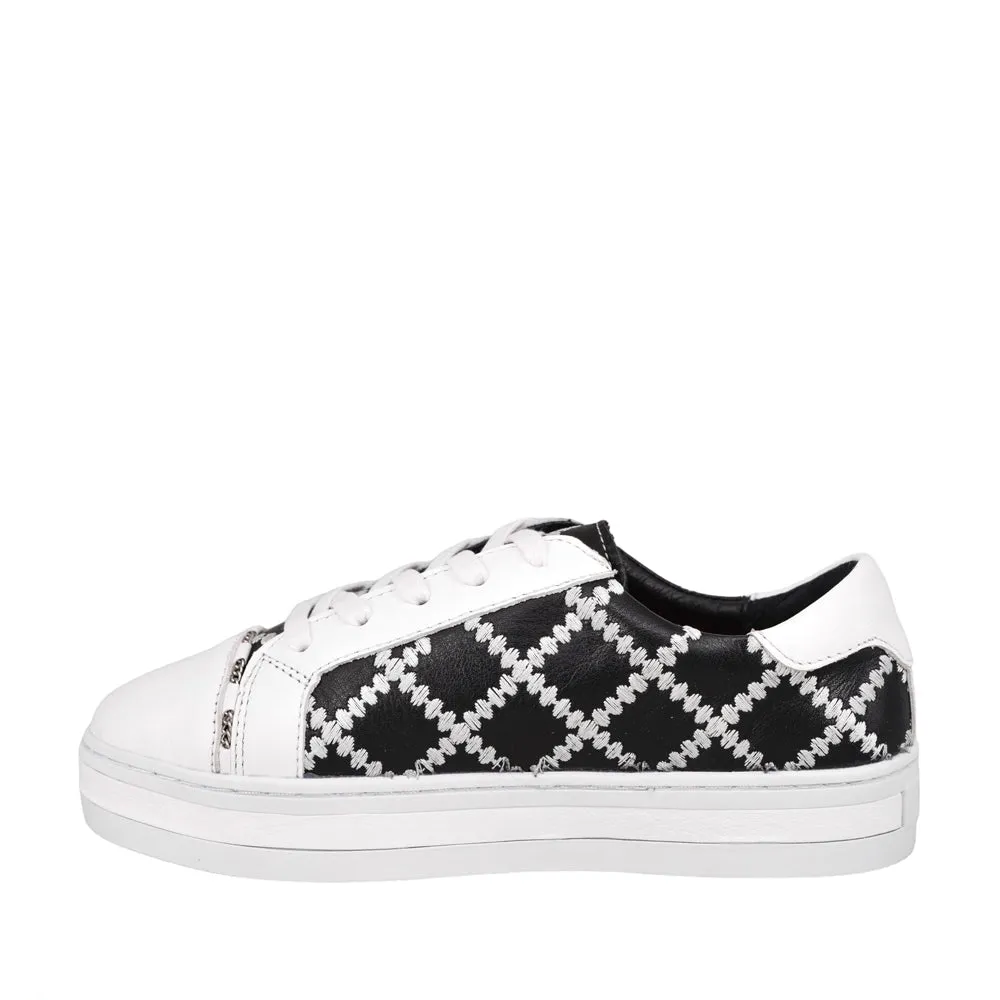 Good Traction Trend Glow ALFIE & EVIE PLEAT WHITE BLACK