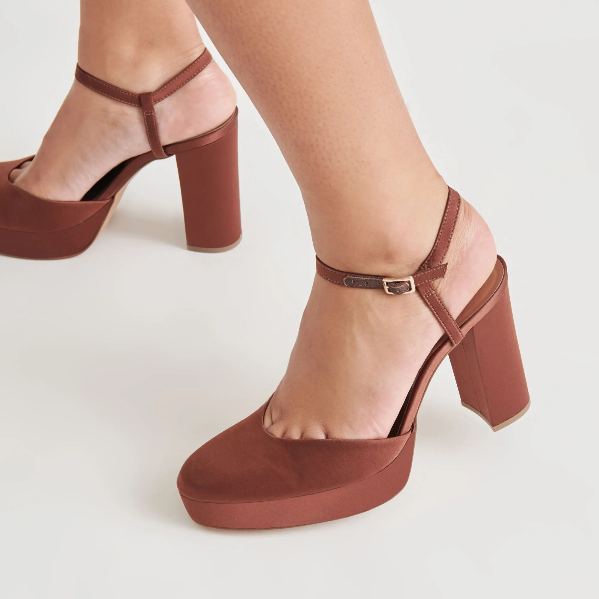 CLAUD HEELS CHOCOLATE SATIN Flex grooves