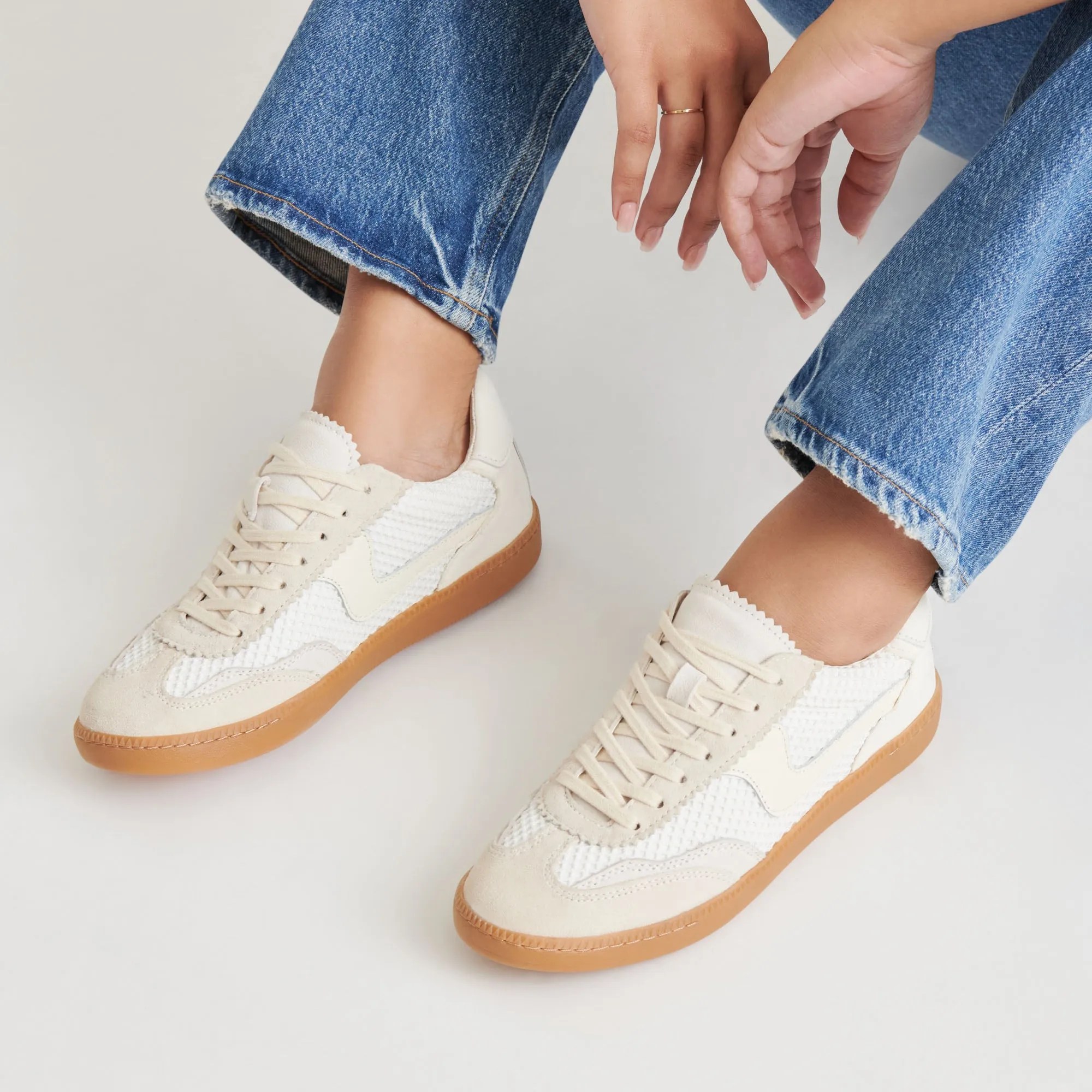 NOTICE MESH SNEAKERS WHITE WOVEN MESH High-Traction Sole Stretch Step