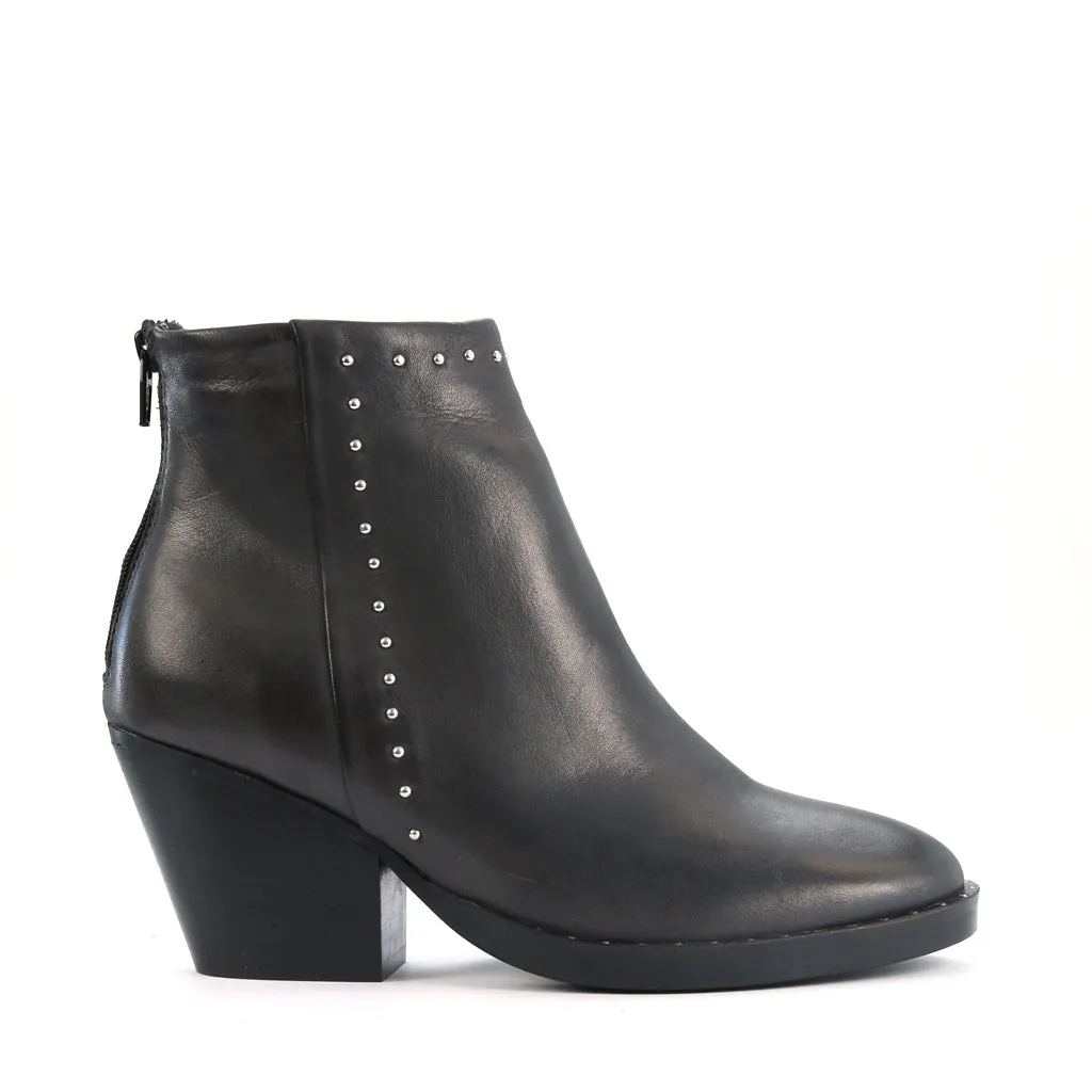 Fashion-forward style Classy ease VANCY