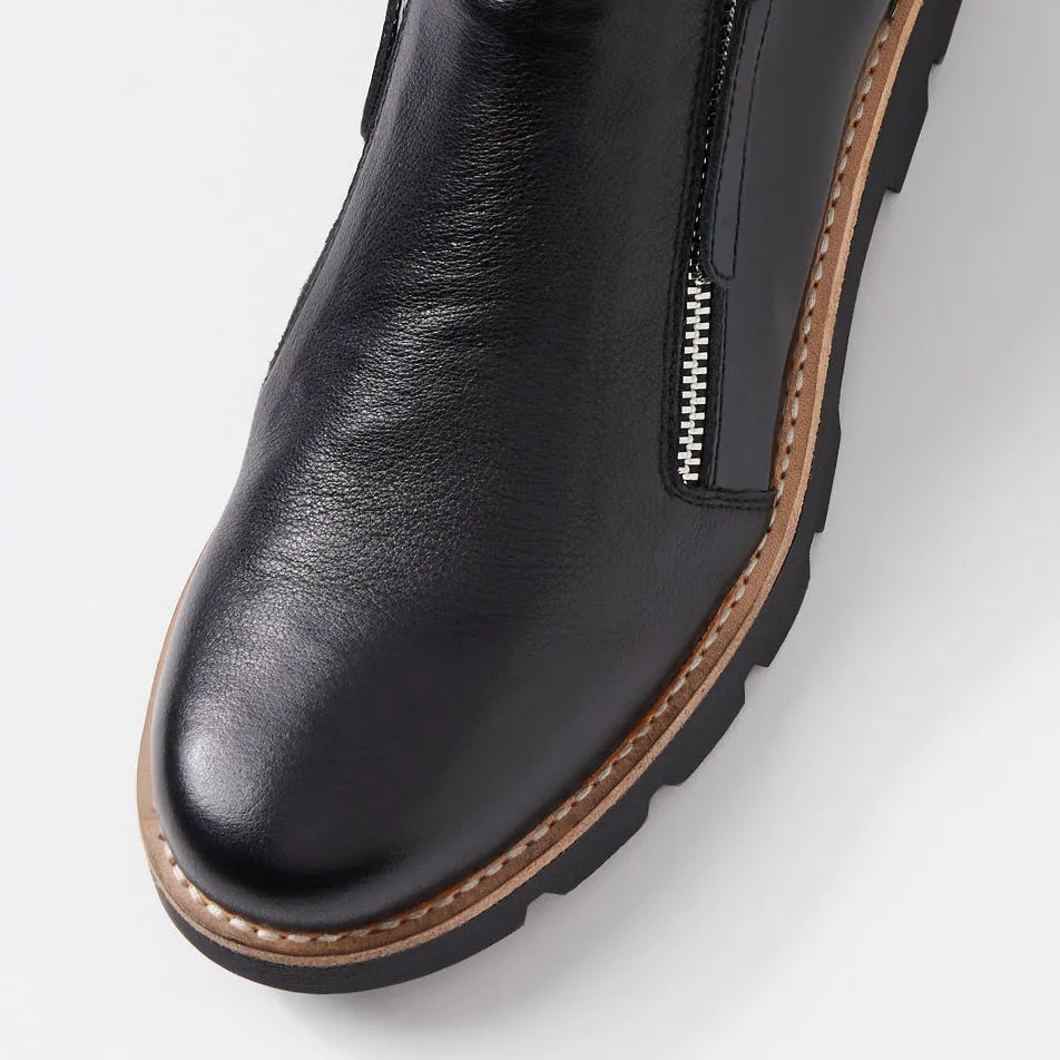 Model DJANGO & JULIETTE DOTTIZ BLACK PATENT