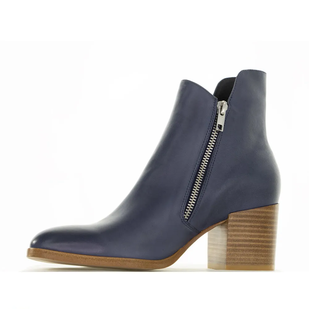 DJANGO & JULIETTE ZERENA NAVY Comfortable Step Tough Fit