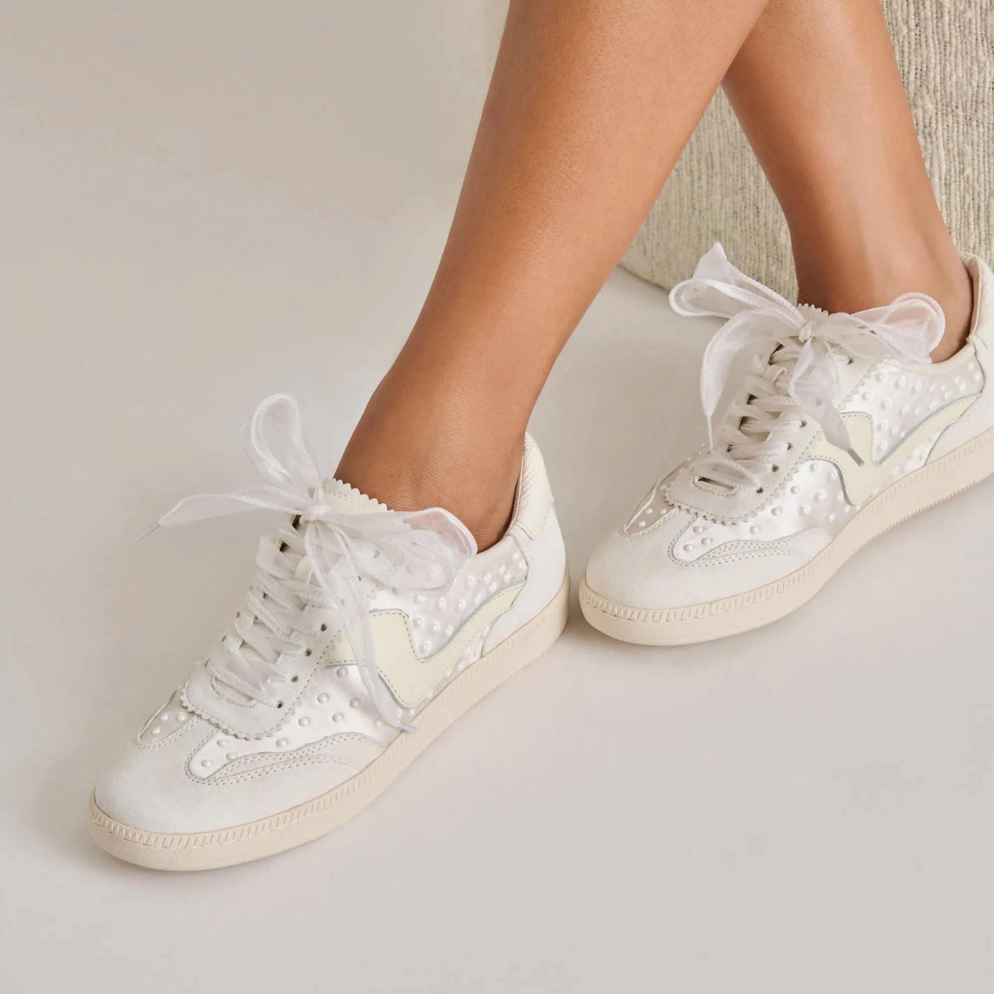 NOTICE PEARL SNEAKERS OFF WHITE SATIN Core Cushion Adjustable Design
