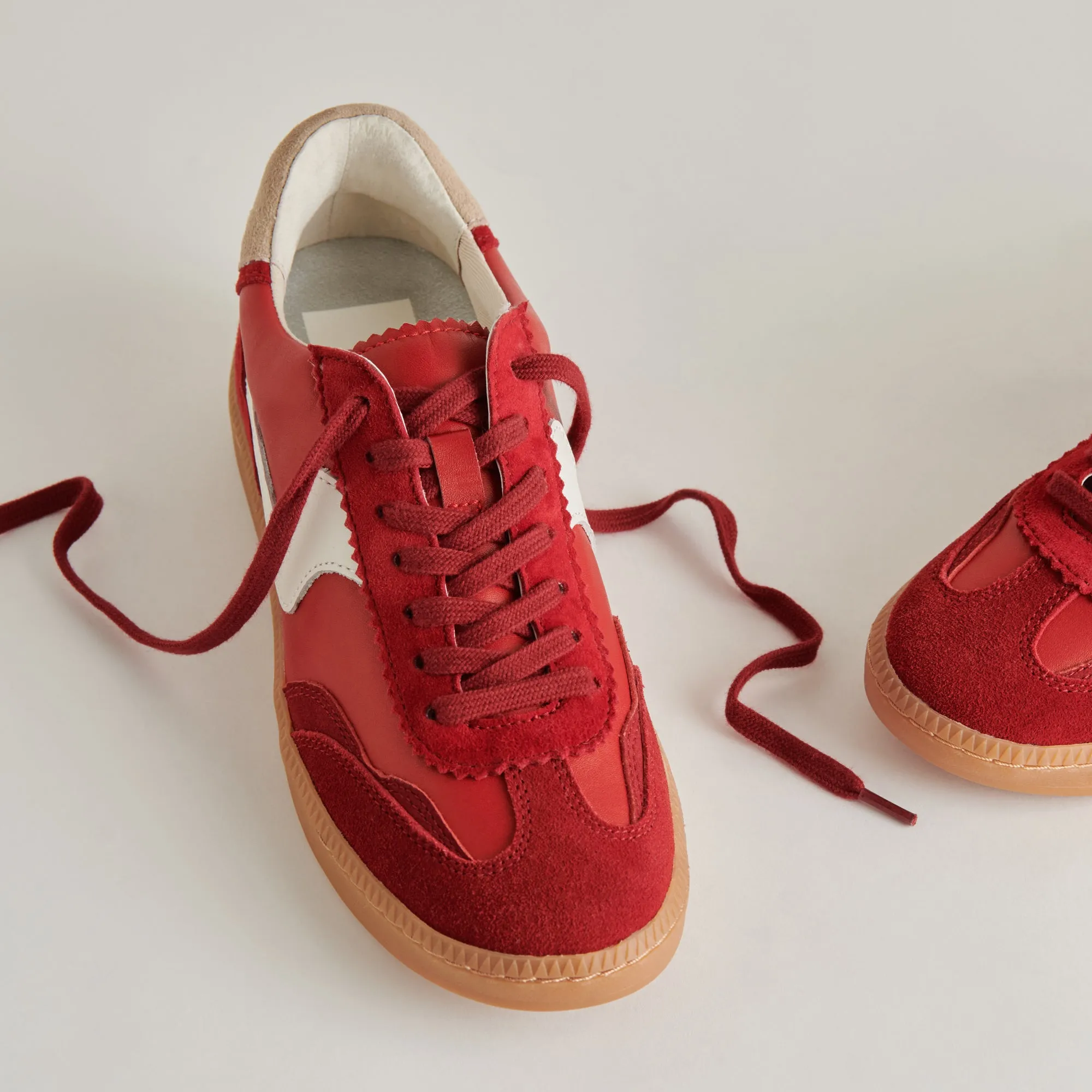 NOTICE SNEAKERS CRIMSON SUEDE Classic Fit Streamlined materials