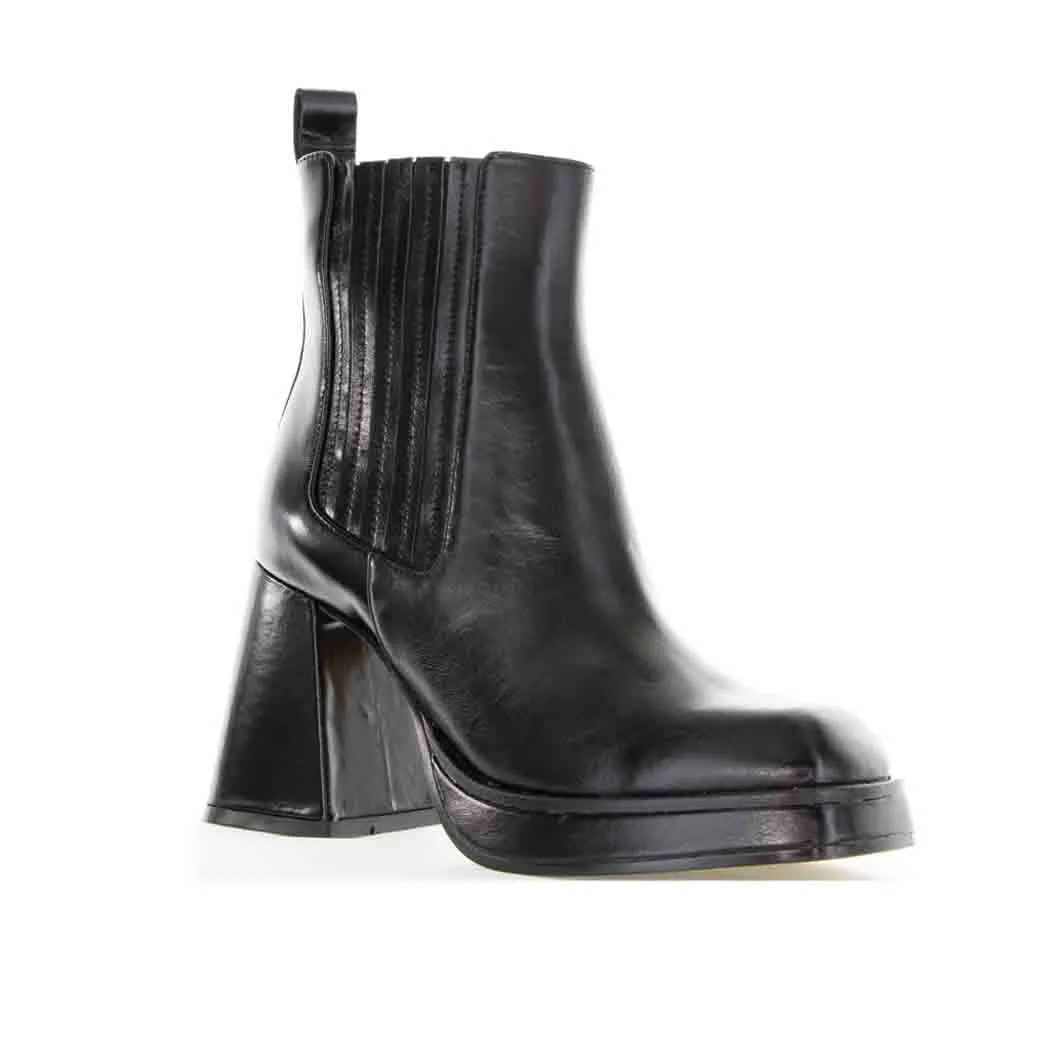 TAMARA LONDON BLAIN BLACK OIL serious hikers' equipment