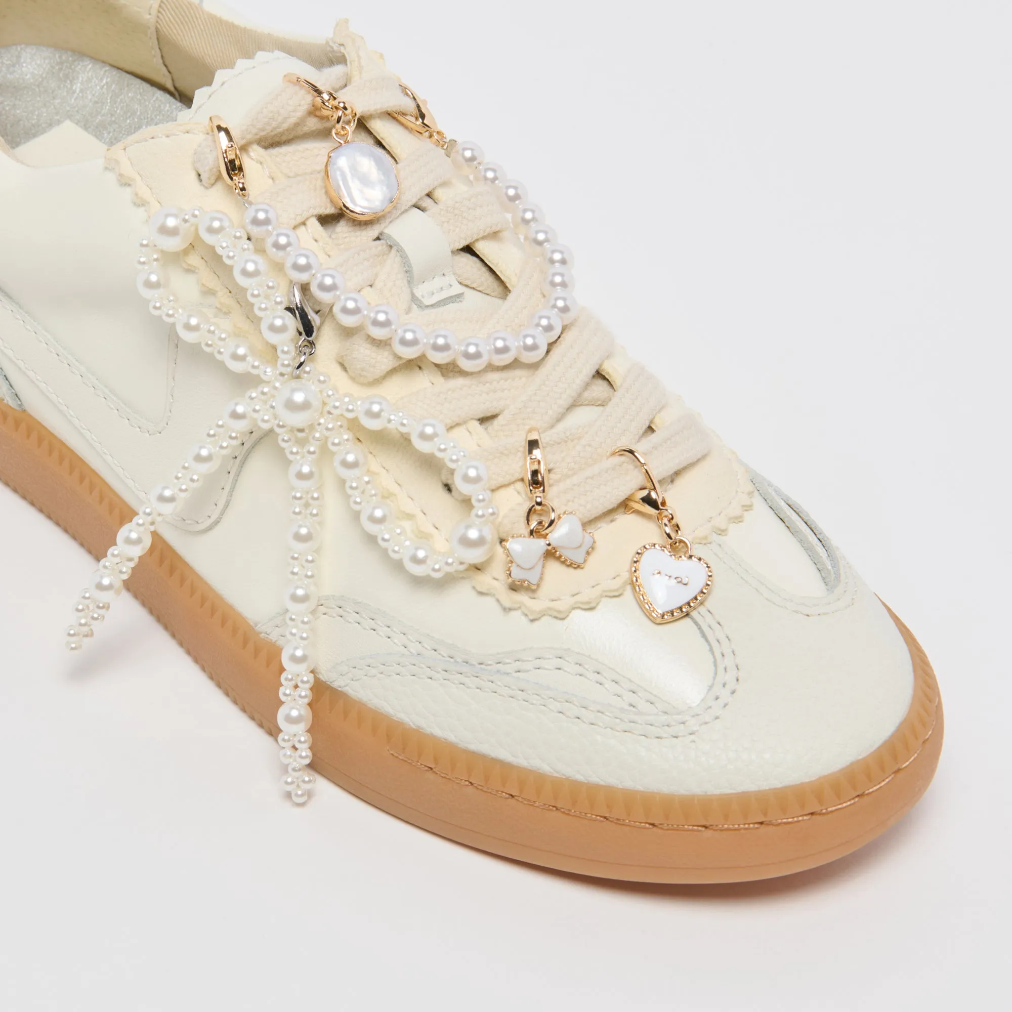 Move Smooth Modern Design NOTICE SNEAKERS WHITE   PEARL CHARM BUNDLE