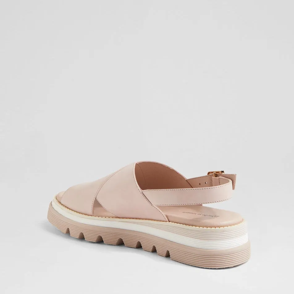 Street Mood DJANGO & JULIETTE SASI ALMOND