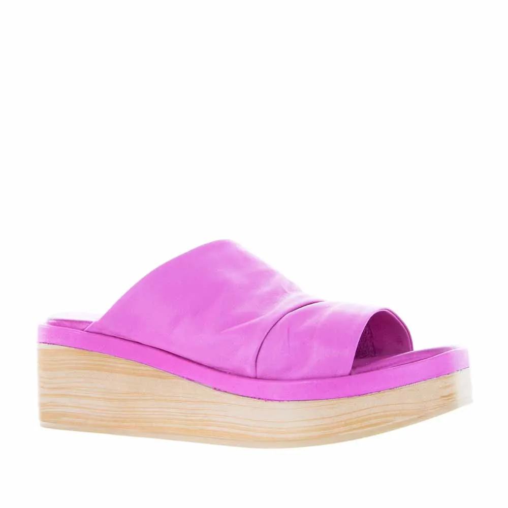 LE SANSA HAYLEY FUCHSIA Slip On Ease Chill Vibes
