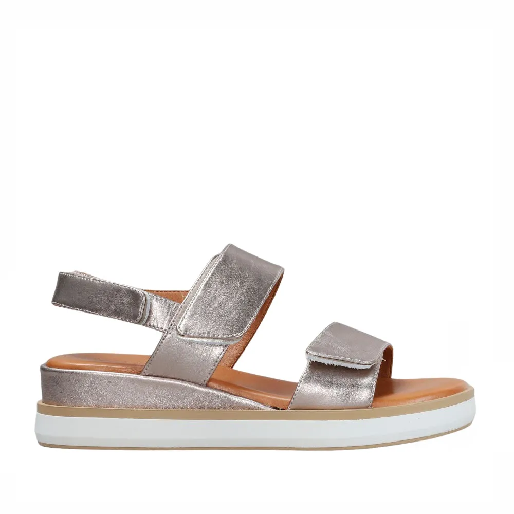 LE SANSA HOLLY CHAMPAGNE fashionable women horseback riding
