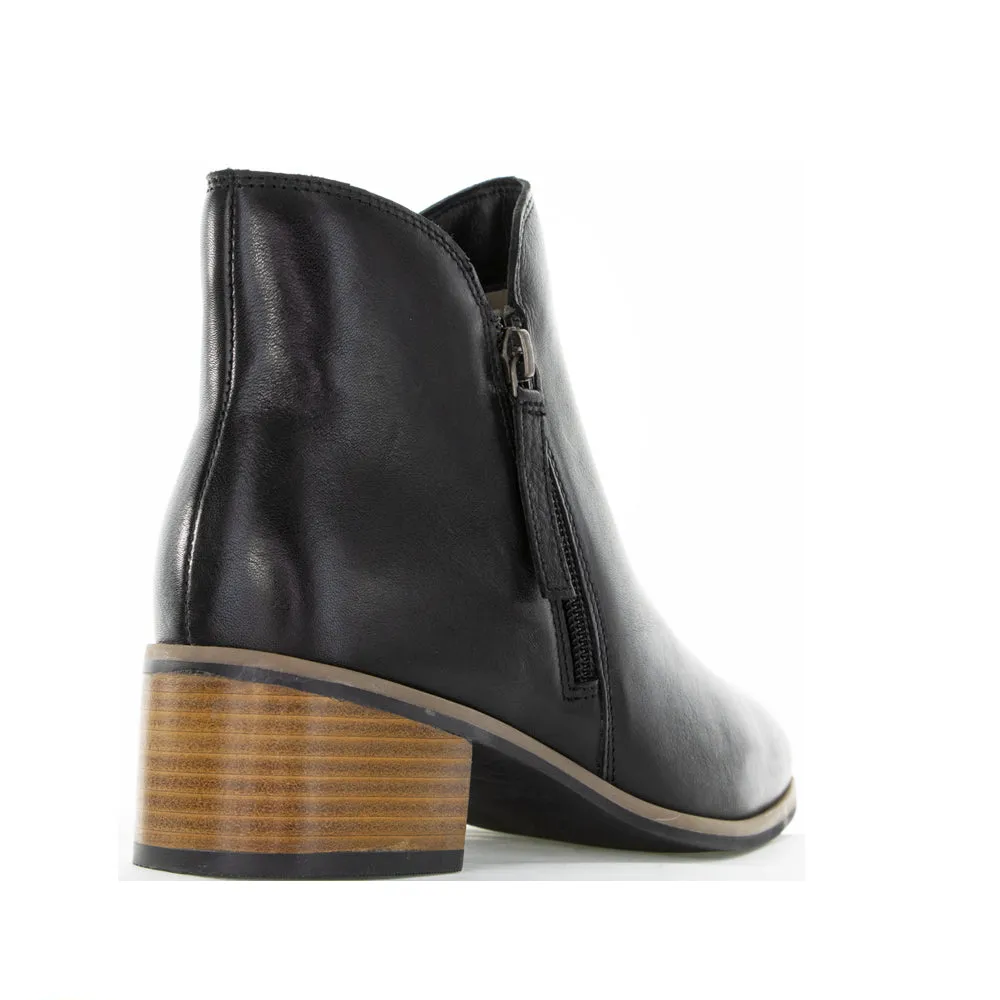 LE SANSA OXLEY BLACK Cushion Collar Brogue Detail