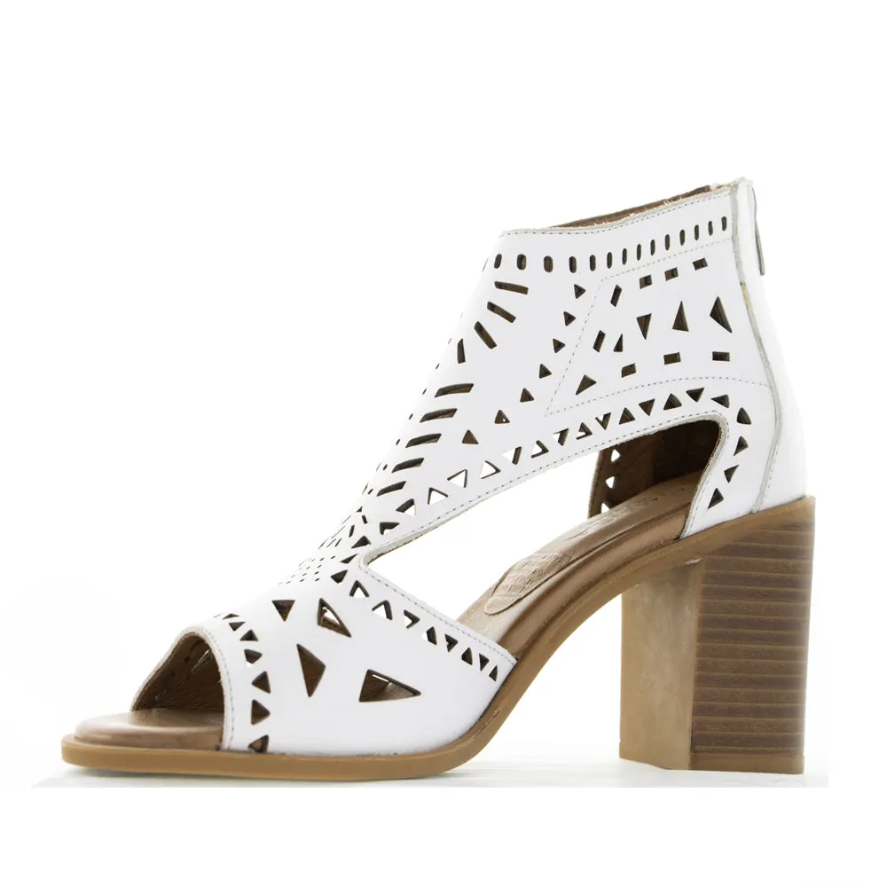 LE SANSA LITTLE WHITE Walking-Friendly Shoes